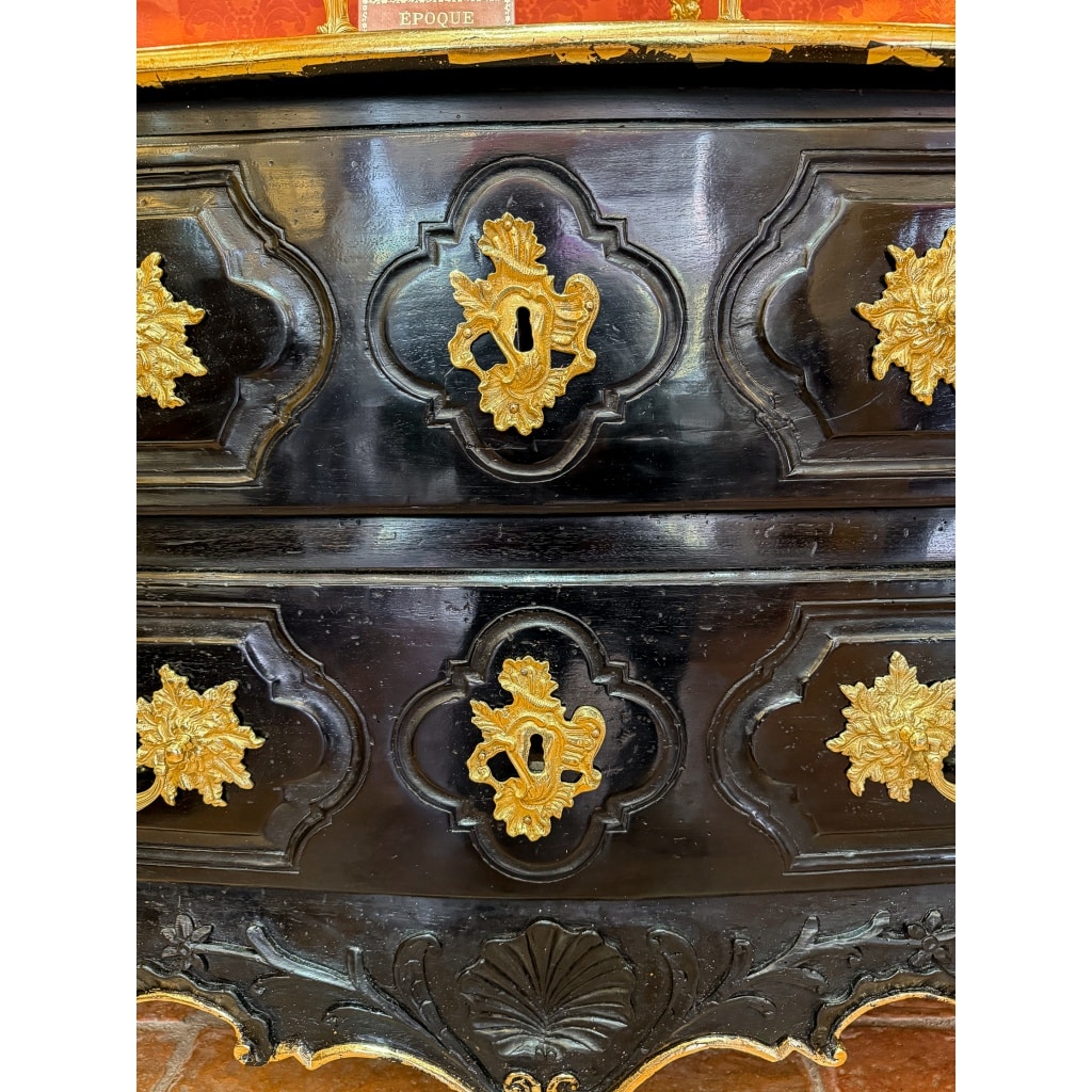 Commode Provençale d’époque Louis XV en noyer laqué sculpté d’une coquille et de branches d’olivier | Biron 