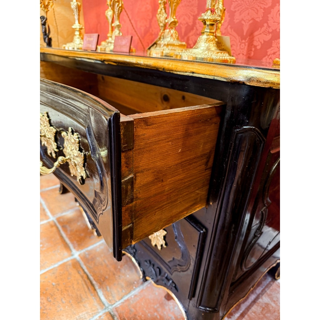 Commode Provençale d’époque Louis XV en noyer laqué sculpté d’une coquille et de branches d’olivier | Biron 