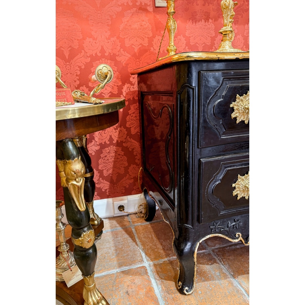 Commode Provençale d’époque Louis XV en noyer laqué sculpté d’une coquille et de branches d’olivier | Biron 