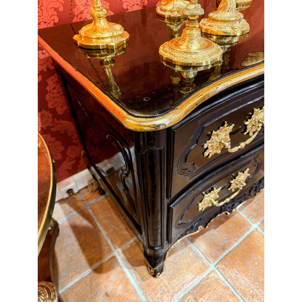 Commode Provençale d’époque Louis XV en noyer laqué sculpté d’une coquille et de branches d’olivier | Biron 
