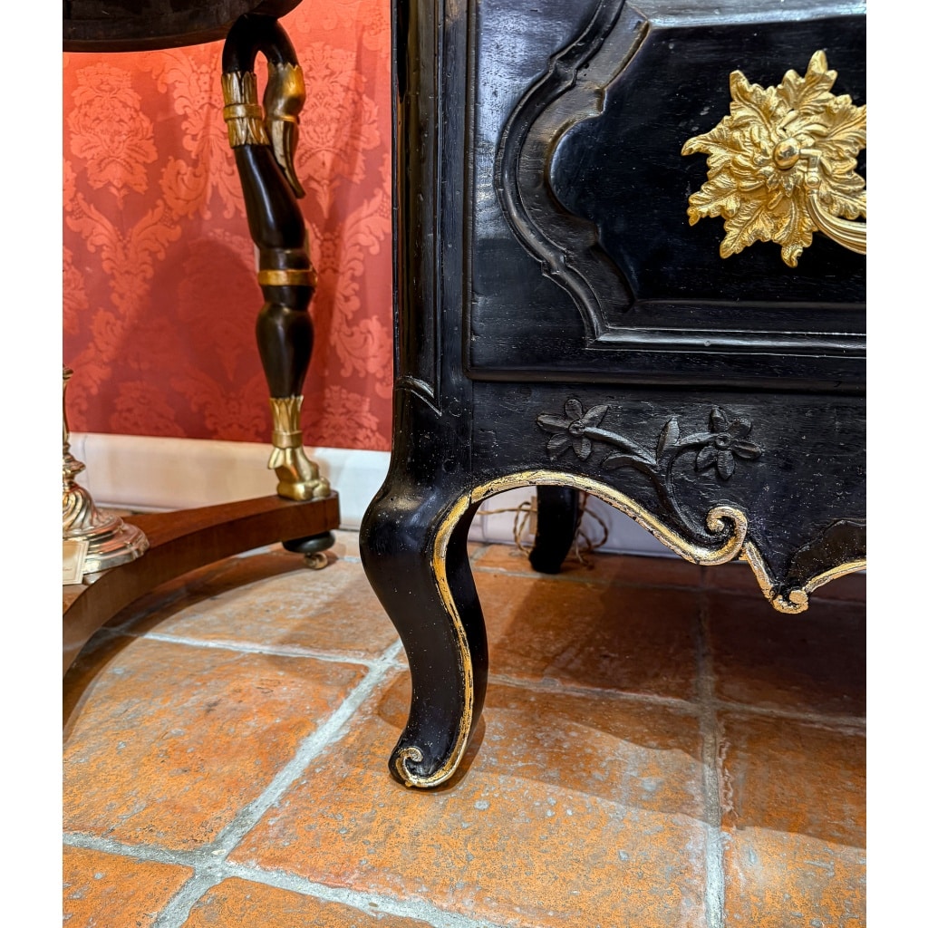 Commode Provençale d’époque Louis XV en noyer laqué sculpté d’une coquille et de branches d’olivier | Biron 