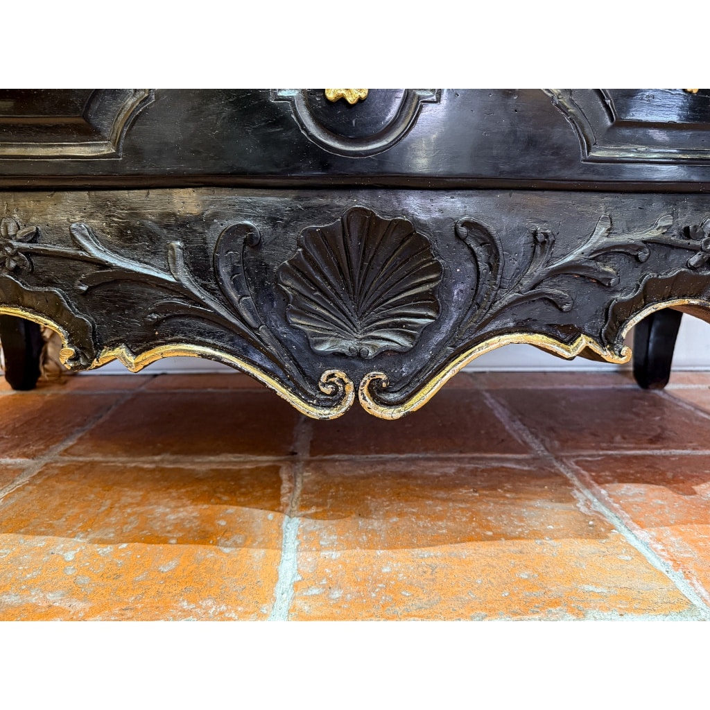 Commode Provençale d’époque Louis XV en noyer laqué sculpté d’une coquille et de branches d’olivier | Biron 