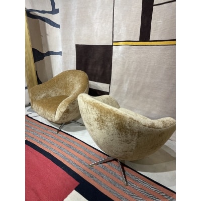 Paire de fauteuils pivotants en velours. 70s