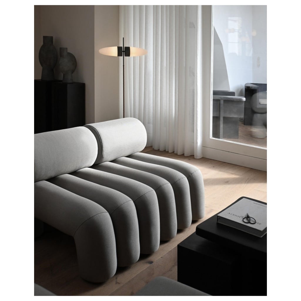 Paire de fauteuils contemporain – couleur taupe – tissu résistant au soleil – design milieu XXIème siècle. | Biron 
