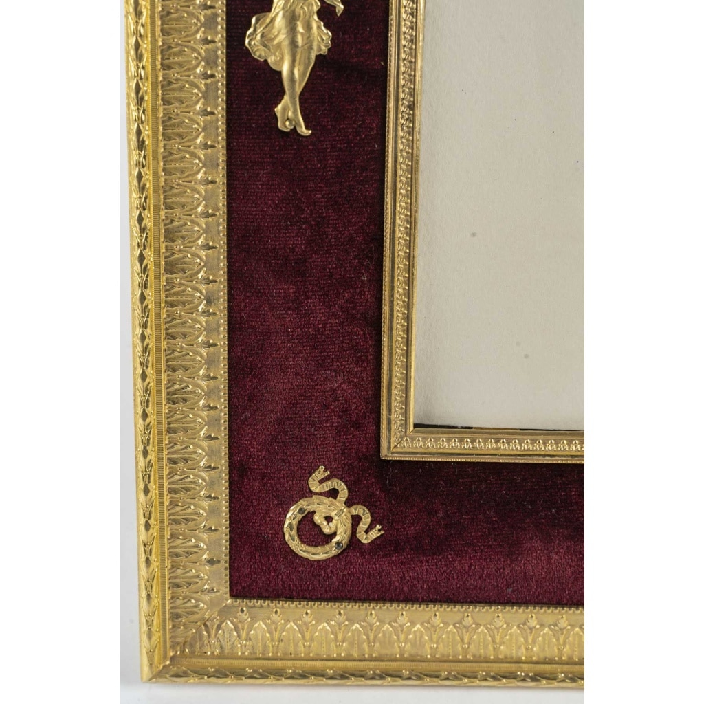 Cadre en bronze doré et velours bordeaux – Napoléon III, XIXe siècle | Biron 