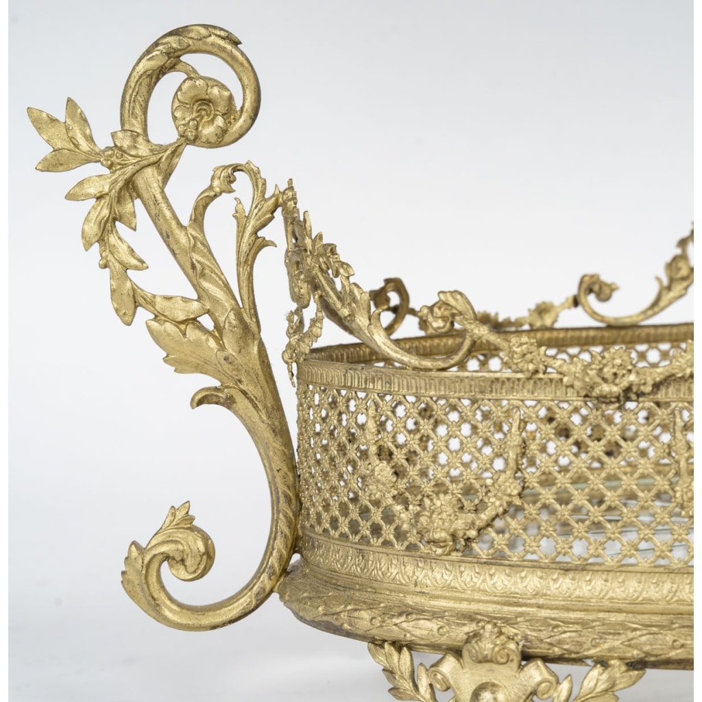Coupe ovale en laiton doré et verre taillé – Style Louis XV | Biron 