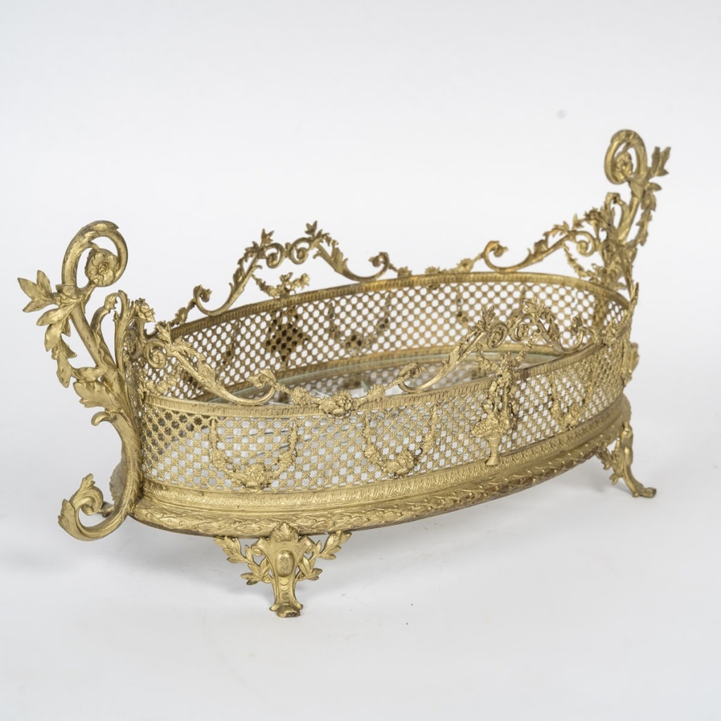Coupe ovale en laiton doré et verre taillé – Style Louis XV | Biron 