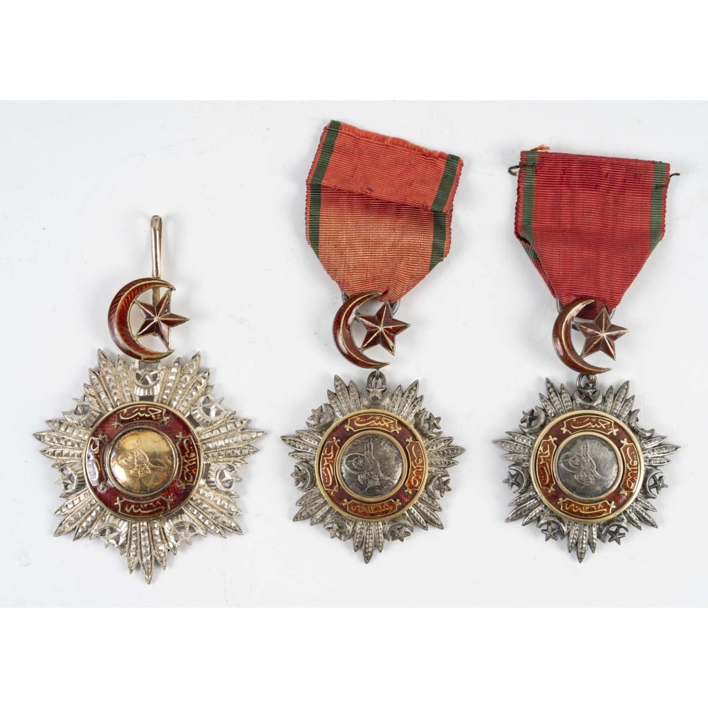 Ensemble de trois décorations ottomanes en argent et émail – XIXe siècle | Biron 