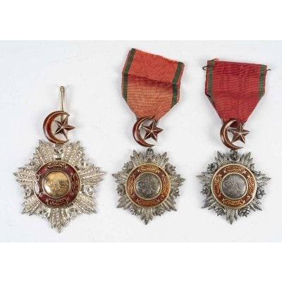Ensemble de trois décorations ottomanes en argent et émail – XIXe siècle