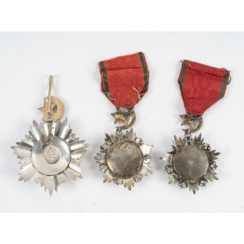 Ensemble de trois décorations ottomanes en argent et émail – XIXe siècle | Biron 