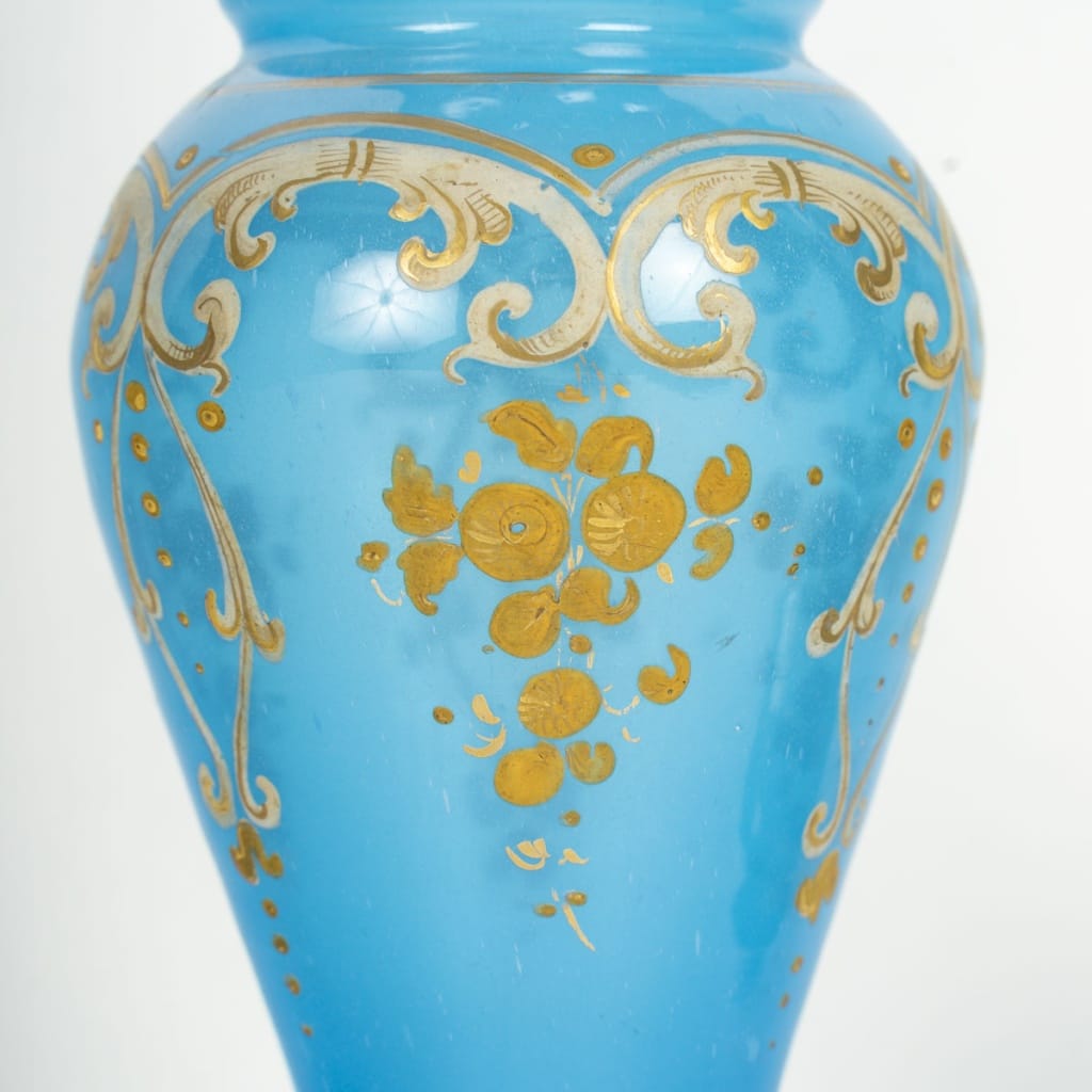 Charmante paire de vases en opaline bleue, époque XIXe siècle | Biron 