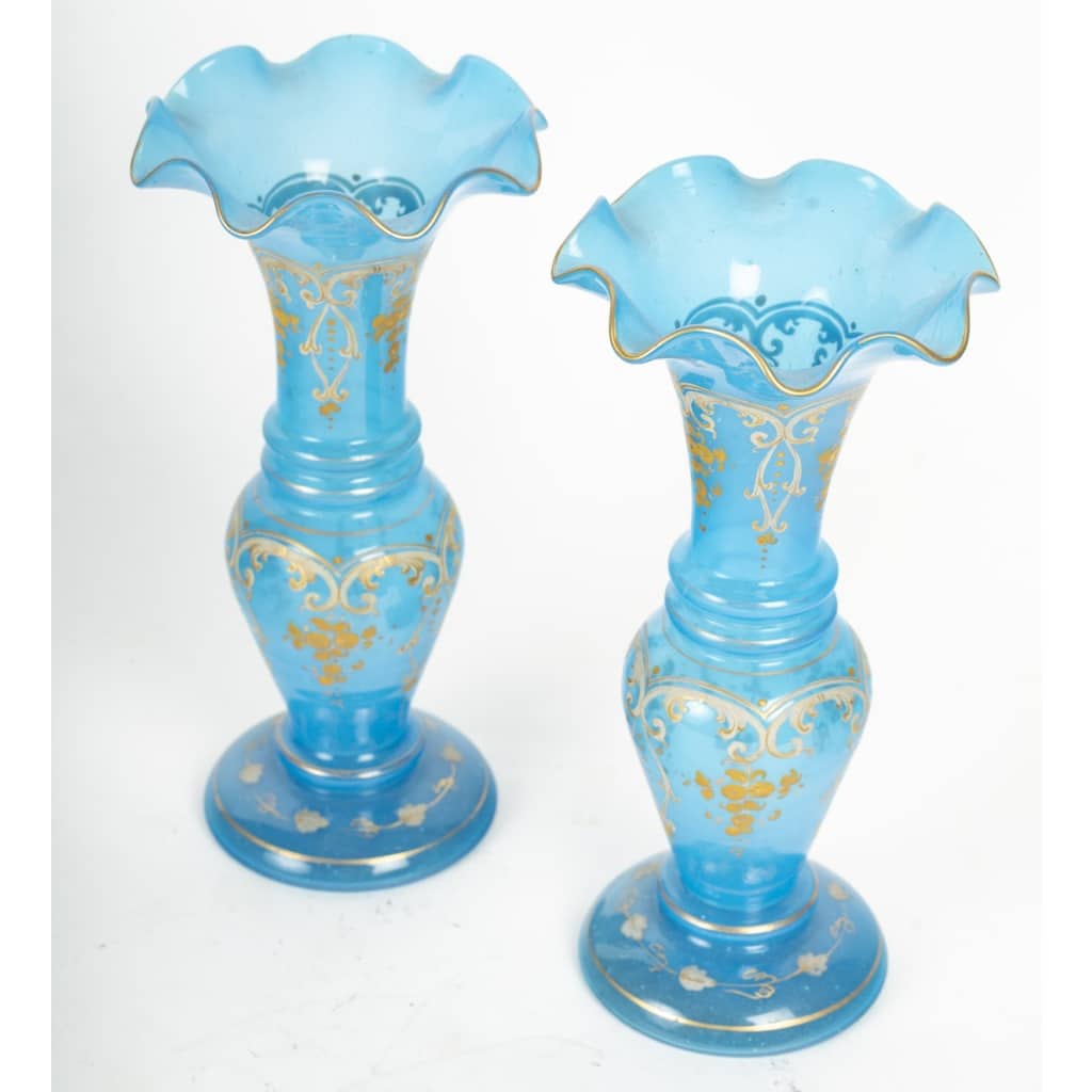 Charmante paire de vases en opaline bleue, époque XIXe siècle | Biron 