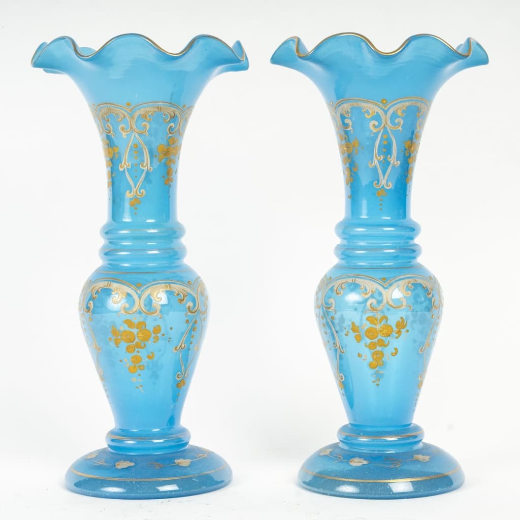 Charmante paire de vases en opaline bleue, époque XIXe siècle | Biron 
