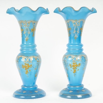 Charmante paire de vases en opaline bleue, époque XIXe siècle