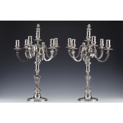 MARRET Frères - Importante Paire de Candélabres en argent massif XIXè Importante paire de candélabres en argent massif présentant un bouquet amovible à sept bras de lumière posé sur un fût balustre à base circulaire à décor ciselé de fleurons, de rinceaux, de rosaces, de mascarons et de frises grecques. Dimensions : hauteut 54 cm - entraxe 34,5 cm - base 14 cm Matière : argent 1er titre 950/°°° Poids brut : 9600 grammes approximatif Poids net : 6125 grammes ( sans les contrepoids) Poinçon : MINERVE Epoque : NAPOLEON III Orfèvre : MARRET Frères ( inscrit en 1853) Origine : France/Paris