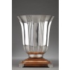 LAPPARRA - Vase en argent massif époque ART DECO Grand vase en argent massif de forme balustre décoré de rainures verticales, fixé sur un socle en bois à dégrés serti d'argent au quatre coins . Dimensions : hauteur : 27,5 cm - diamètre 21,5 cm - base 17,5 cm Matière : argent 1er titre 950/°°° Poids brut : 2.475 grammes brut Poinçon : Minerve Epoque : ART DECO Orfèvre : LAPPARRA à PARIS Origine : FRANCE