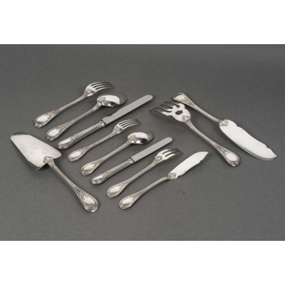 Ménagère de couverts 99 pièces argent massif modèle « LOUVECIENNES » XXè Matière : Argent 1er titre 950/1°°° Poids : Poids net : 6 Kg 316 +Poids brut (couteaux) : 1 Kg 944 Poinçon : Minerve Epoque : début XXe Orfèvre : ODIOT A PARIS Très bon état Composition : 99 PIECES insérées dans six coffrets individuels : · 12 fourchettes de table, longueur : 21,5 cm · 12 cuillers de table, longueur : 22 cm · 12 couteaux de table, longueur : 25,5 cm · 12 fourchettes à entremet, longueur : 18,5 cm · 12 cuillers à entremet, longueur : 18,5 cm · 12 couteaux à entremet, longueur : 20,5 cm · 12 fourchettes à poisson, longueur : 19,5 cm · 12 couteaux à poisson, longueur : 22 cm · 1 couvert à poisson (2 pièces), longueur : 28 cm et 24,5 cm · 1 pelle à tarte, longueur : 28,5 cm + 12 petites cuillères en métal doré