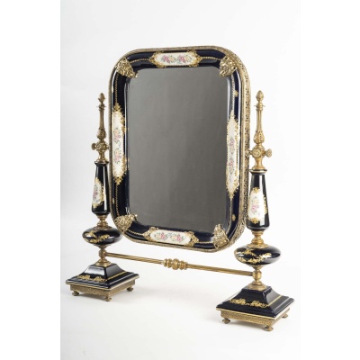 Un miroir de table en porcelaine, fin XIXé siècle