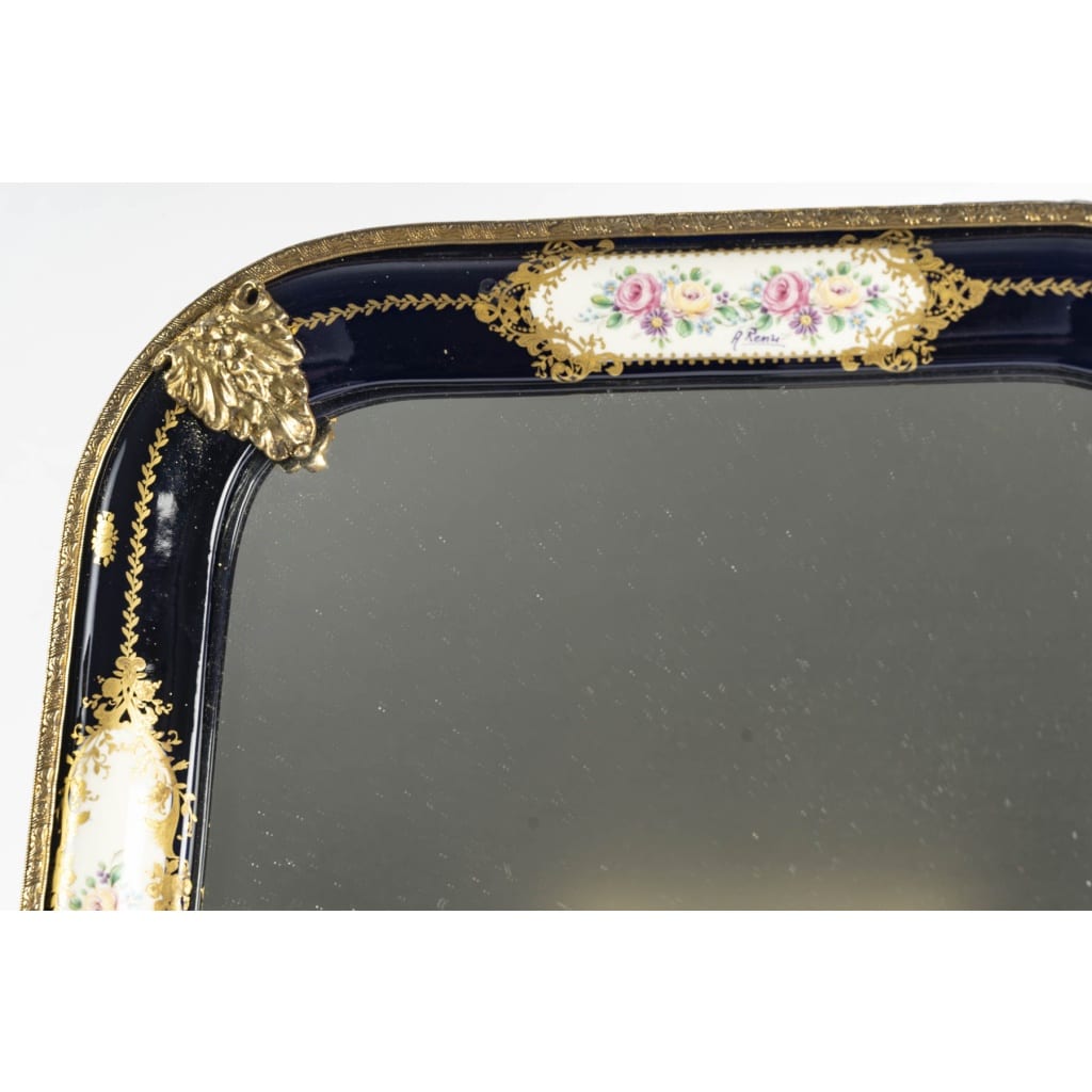 Un miroir de table en porcelaine, fin XIXé siècle | Biron 