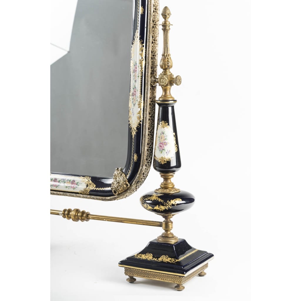 Un miroir de table en porcelaine, fin XIXé siècle | Biron 