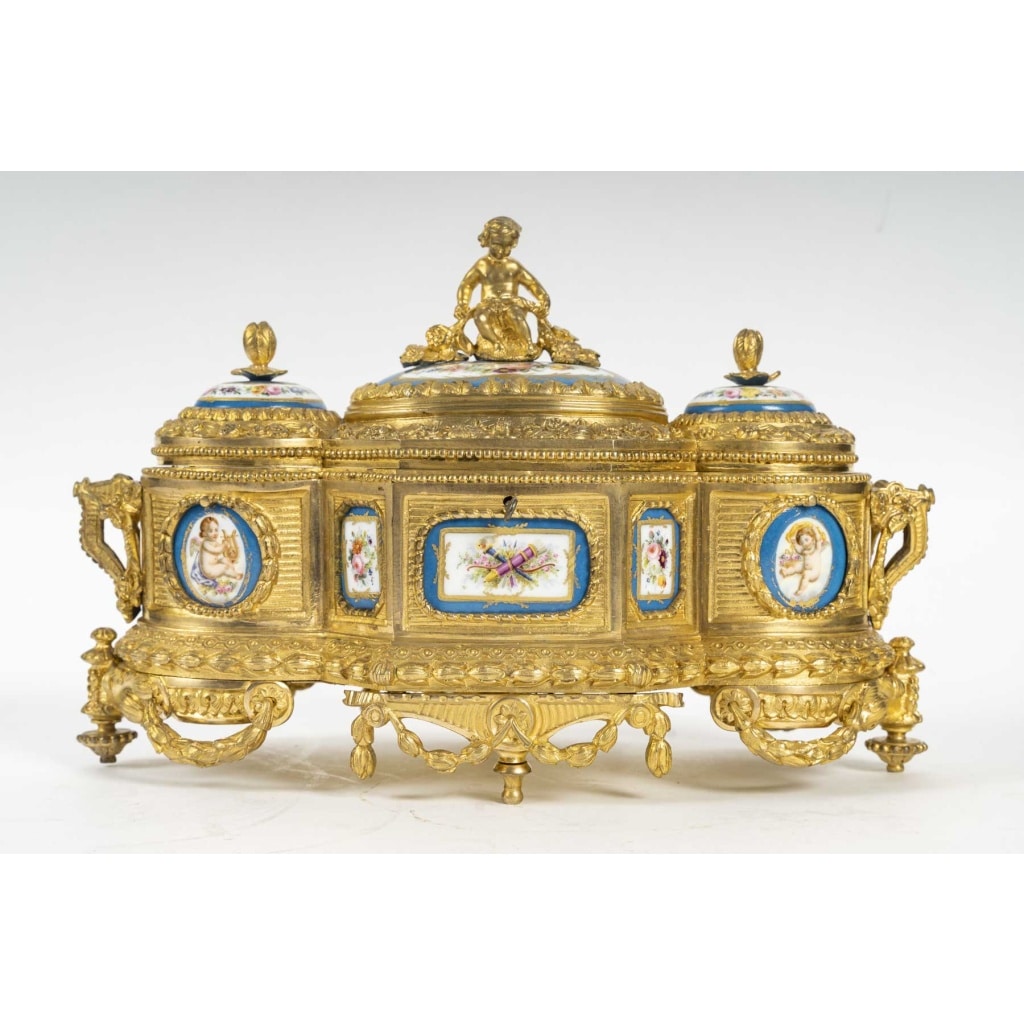 Un important coffret à bijoux en bronze doré et porcelaine, fin XIXè siècle | Biron 