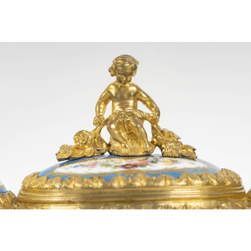 Un important coffret à bijoux en bronze doré et porcelaine, fin XIXè siècle | Biron 