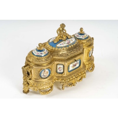 Un important coffret à bijoux en bronze doré et porcelaine, fin XIXè siècle