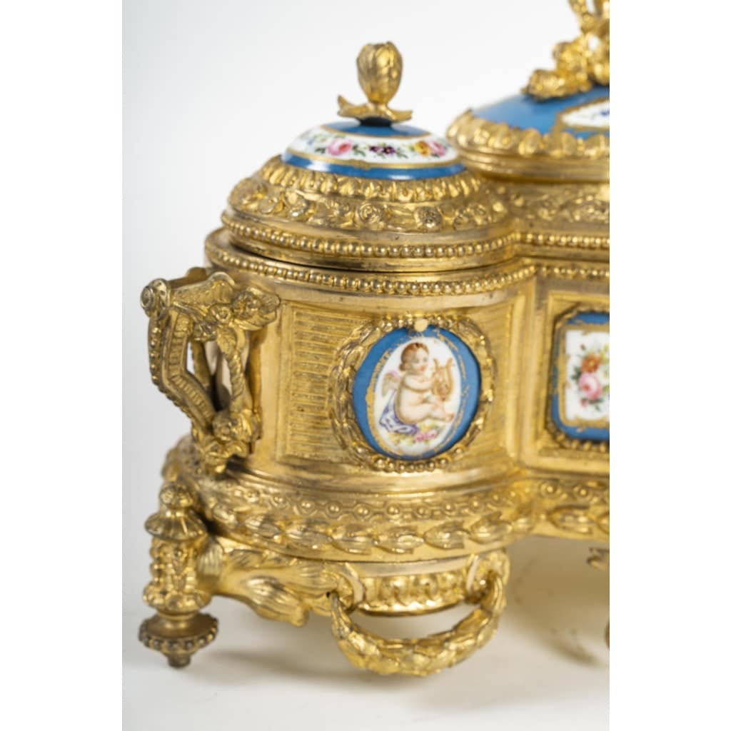 Un important coffret à bijoux en bronze doré et porcelaine, fin XIXè siècle | Biron 