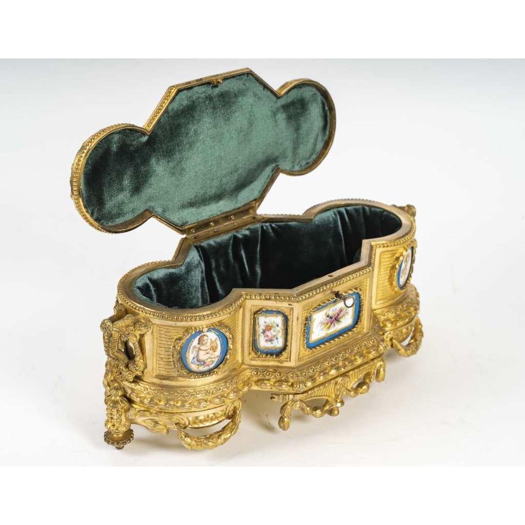 Un important coffret à bijoux en bronze doré et porcelaine, fin XIXè siècle | Biron 