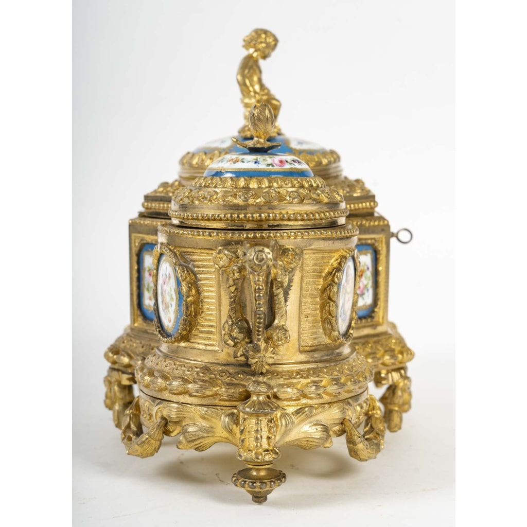 Un important coffret à bijoux en bronze doré et porcelaine, fin XIXè siècle | Biron 