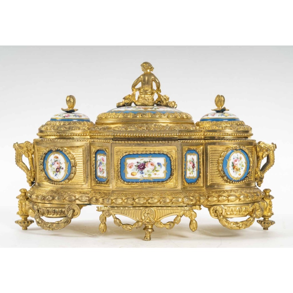 Un important coffret à bijoux en bronze doré et porcelaine, fin XIXè siècle | Biron 