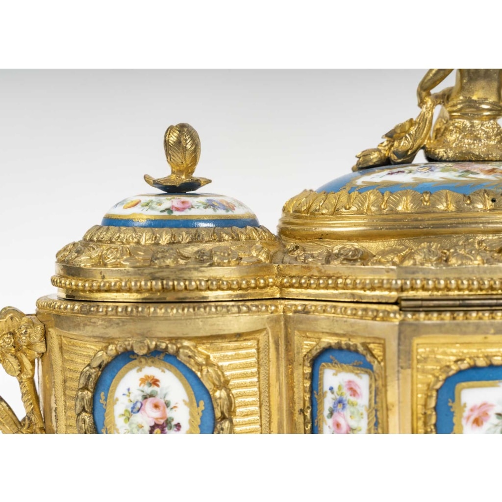 Un important coffret à bijoux en bronze doré et porcelaine, fin XIXè siècle | Biron 