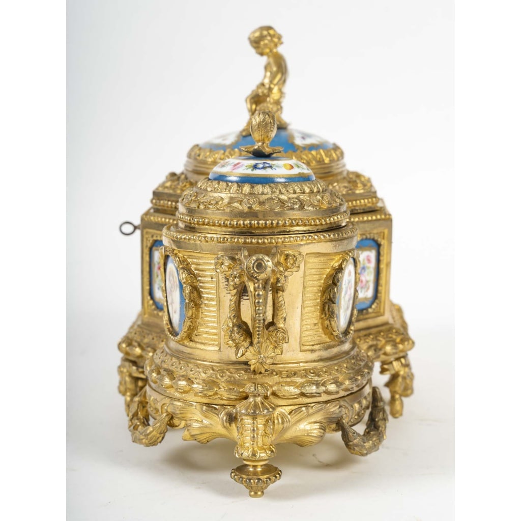 Un important coffret à bijoux en bronze doré et porcelaine, fin XIXè siècle | Biron 