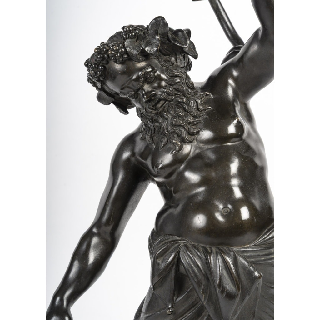 Grand bronze porte-lampe à l’huile représentant Silène, œuvre du XIXe siècle, à patine brune, tirée de l’Antique. | Biron 