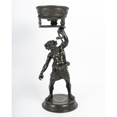 Grand bronze porte-lampe à l’huile représentant Silène, œuvre du XIXe siècle, à patine brune, tirée de l’Antique.