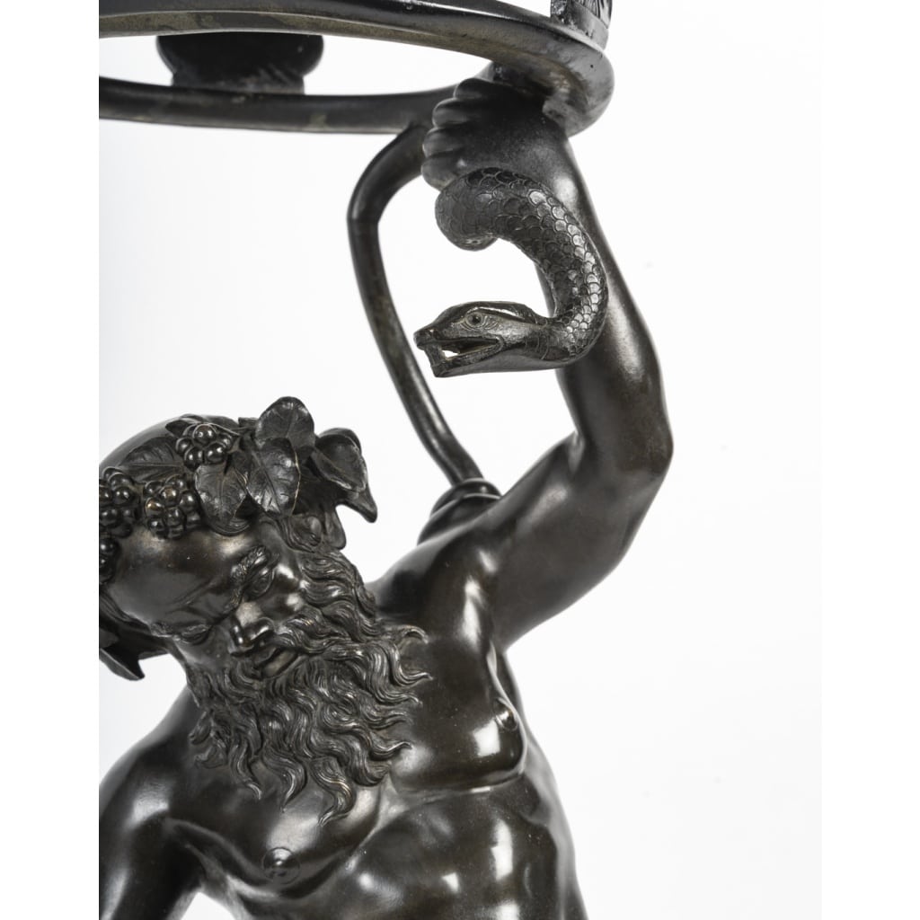 Grand bronze porte-lampe à l’huile représentant Silène, œuvre du XIXe siècle, à patine brune, tirée de l’Antique. | Biron 
