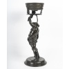 Grand bronze porte-lampe à l’huile représentant Silène, œuvre du XIXe siècle, à patine brune, tirée de l’Antique. | Biron 