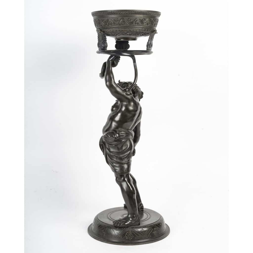 Grand bronze porte-lampe à l’huile représentant Silène, œuvre du XIXe siècle, à patine brune, tirée de l’Antique. | Biron 