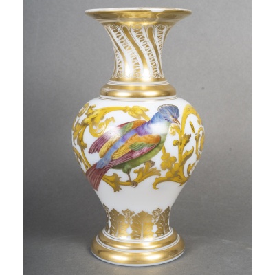 Important vase en opaline blanche, à décor d’oiseaux exotiques polychromes et or, attribué à Jean-François Robert, vers 1850.
