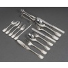 JEAN TETARD MENAGERE EN ARGENT MASSIF199 PIECES - Epoque 1930 TOTAL DE 199 PIECES insérées dans 4 coffrets Parfait état Poids total : 10 kgs722 grs + poids brut des couteaux : 1 kg586 grs Matière : Argent 1er titre 950/°°° Poinçon : Minerve Edité par TETARD FRERES • 12 FOURCHETTES DE TABLE • 12 CUILLERES DE TABLE • 12 COUTEAUX DE TABLE • 12 FOUCHETTES A POISSON • 12 COUTEAUX A POISSON • 12 FOURCHETTES A HUITRES • 12 FOURCHETTES A HOMARD • 12 CUILLERES A ENTREMET • 12 FOURCHETTES A ENTREMET • 12 COUTEAUX A ENTREMET • 12 FOURCHETTES A GATEAUX • 12 PINCES A ESCARGOTS • 12 FOURCHETTES A CRUSTACES • 12 PORTE COUTEAUX • 12 CUILLERES THE / CAFE Pièces de service : • 19 PIECES DE SERVICE