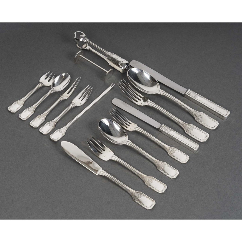 JEAN TETARD MENAGERE EN ARGENT MASSIF199 PIECES - Epoque 1930 TOTAL DE 199 PIECES insérées dans 4 coffrets Parfait état Poids total : 10 kgs722 grs + poids brut des couteaux : 1 kg586 grs Matière : Argent 1er titre 950/°°° Poinçon : Minerve Edité par TETARD FRERES • 12 FOURCHETTES DE TABLE • 12 CUILLERES DE TABLE • 12 COUTEAUX DE TABLE • 12 FOUCHETTES A POISSON • 12 COUTEAUX A POISSON • 12 FOURCHETTES A HUITRES • 12 FOURCHETTES A HOMARD • 12 CUILLERES A ENTREMET • 12 FOURCHETTES A ENTREMET • 12 COUTEAUX A ENTREMET • 12 FOURCHETTES A GATEAUX • 12 PINCES A ESCARGOTS • 12 FOURCHETTES A CRUSTACES • 12 PORTE COUTEAUX • 12 CUILLERES THE / CAFE Pièces de service : • 19 PIECES DE SERVICE