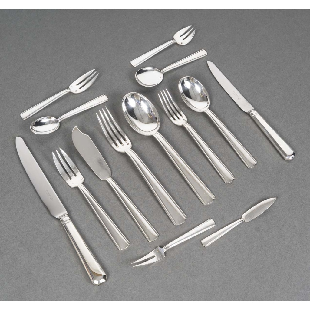 BLOCH ESCHWEGE - MENAGERE EN ARGENT MASSIF- 266 Pièces Epoque 1930 Matière : Argent 1er titre 950/°°° Poinçon : Minerve POIDS TOTAL : 13 Kg 192 APPROXIMATIF Poids brut des couteaux : 2 Kg 304 Parfait état, rayures d’usage. Orfèvres : BLOCH ESCHWEGE et BOIN TABURET (pour les couteaux) Edité par TETARD FRERES Composition : • 36 FOURCHETTES DE TABLE • 18 CUILLERES DE TABLE • 18 COUTEAUX DE TABLE BOINTABURET • 18 FOURCHETTES A POISSON • 18 COUTEAUX A POISSON • 18 FOURCHETTES A HUITRES • 12 FOURCHETTES A ESCARGOTS • 18 CUILLERES A ENTREMET • 18 FOURCHETTES A ENTREMET • 18 COUTEAUX A ENTREMET BOINTABURET • 18 FOURCHETTES A GATEAUX • 18 CUILLERES A GLACE • 11 COUTEAUX TARTINEUR • 18 CUILLERES THE / CAFE Pièces de service : • 9 PIECES DE SERVICE · 1 couvert à servir ( 2 pièces) · 1 couvert à poisson( 2 pièces) · 2 louches · 1 cuiller à sauce · 1 cuiller à glace . 1 pelle à tarte Cette ménagère est livrée dans deux coffres gainés de tissus inoxydables et peut être vendue soit par 18 couverts soit 12 couverts ou 6 couverts au prix de 100 euros pièce.