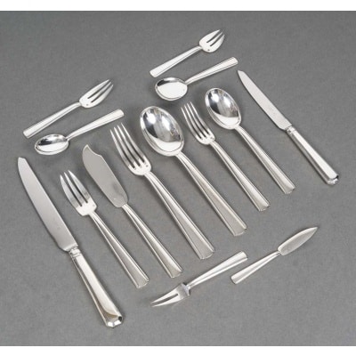 BLOCH ESCHWEGE - MENAGERE EN ARGENT MASSIF- 266 Pièces Epoque 1930 Matière : Argent 1er titre 950/°°° Poinçon : Minerve POIDS TOTAL : 13 Kg 192 APPROXIMATIF Poids brut des couteaux : 2 Kg 304 Parfait état, rayures d’usage. Orfèvres : BLOCH ESCHWEGE et BOIN TABURET (pour les couteaux) Edité par TETARD FRERES Composition : • 36 FOURCHETTES DE TABLE • 18 CUILLERES DE TABLE • 18 COUTEAUX DE TABLE BOINTABURET • 18 FOURCHETTES A POISSON • 18 COUTEAUX A POISSON • 18 FOURCHETTES A HUITRES • 12 FOURCHETTES A ESCARGOTS • 18 CUILLERES A ENTREMET • 18 FOURCHETTES A ENTREMET • 18 COUTEAUX A ENTREMET BOINTABURET • 18 FOURCHETTES A GATEAUX • 18 CUILLERES A GLACE • 11 COUTEAUX TARTINEUR • 18 CUILLERES THE / CAFE Pièces de service : • 9 PIECES DE SERVICE · 1 couvert à servir ( 2 pièces) · 1 couvert à poisson( 2 pièces) · 2 louches · 1 cuiller à sauce · 1 cuiller à glace . 1 pelle à tarte Cette ménagère est livrée dans deux coffres gainés de tissus inoxydables et peut être vendue soit par 18 couverts soit 12 couverts ou 6 couverts au prix de 100 euros pièce.