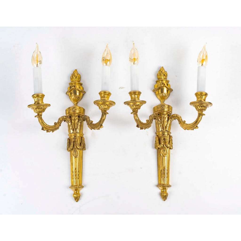 Paire d’Appliques en Bronze Ciselé à Deux Bras de Lumières de style Louis XVI vers 1850 | Biron 