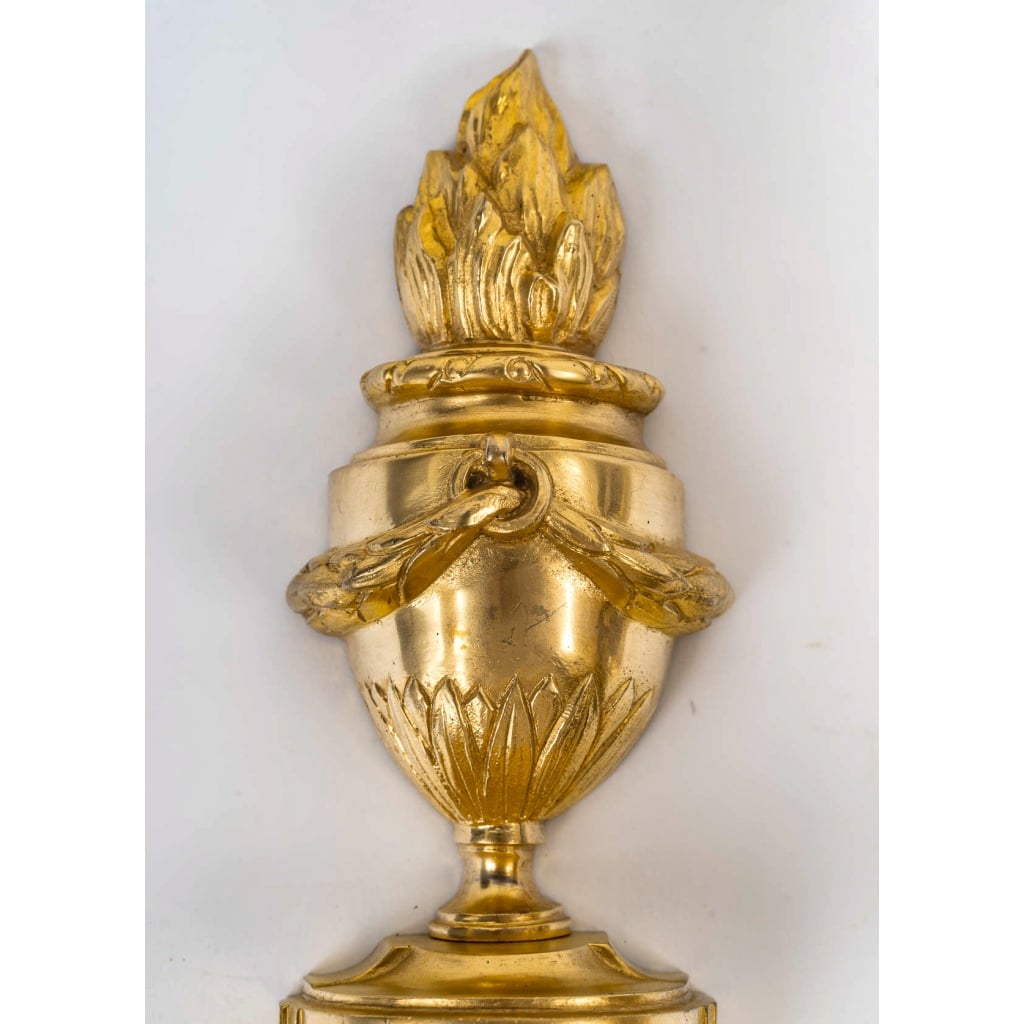 Paire d’Appliques en Bronze Ciselé à Deux Bras de Lumières de style Louis XVI vers 1850 | Biron 