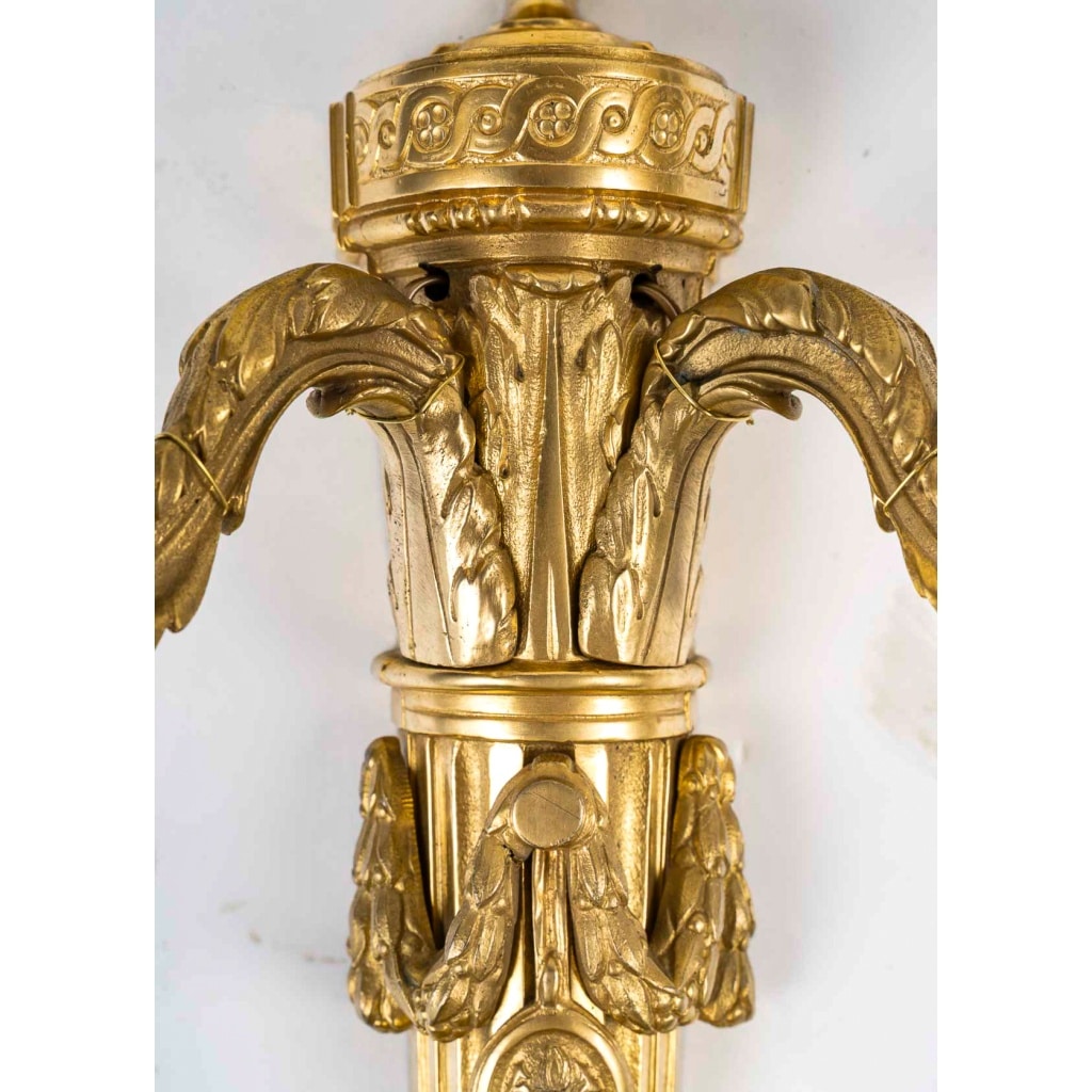 Paire d’Appliques en Bronze Ciselé à Deux Bras de Lumières de style Louis XVI vers 1850 | Biron 