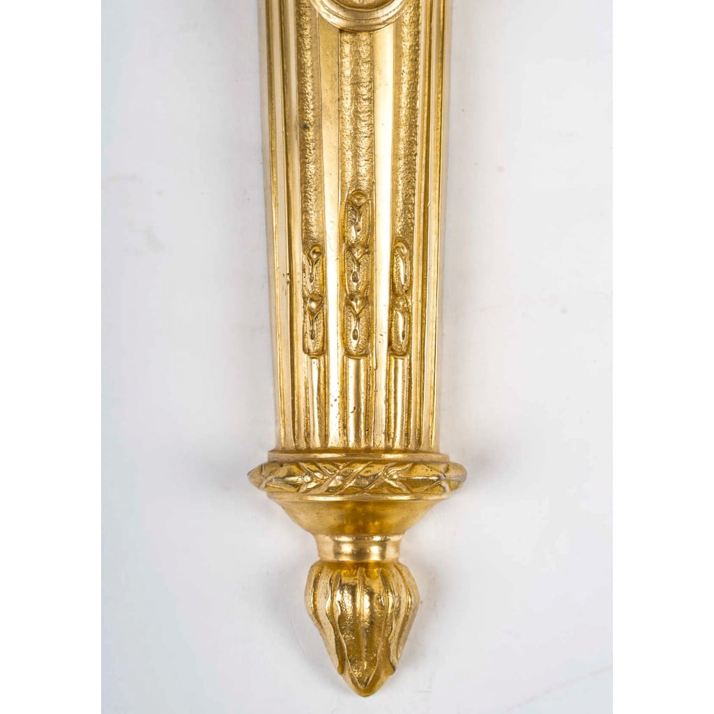 Paire d’Appliques en Bronze Ciselé à Deux Bras de Lumières de style Louis XVI vers 1850 | Biron 