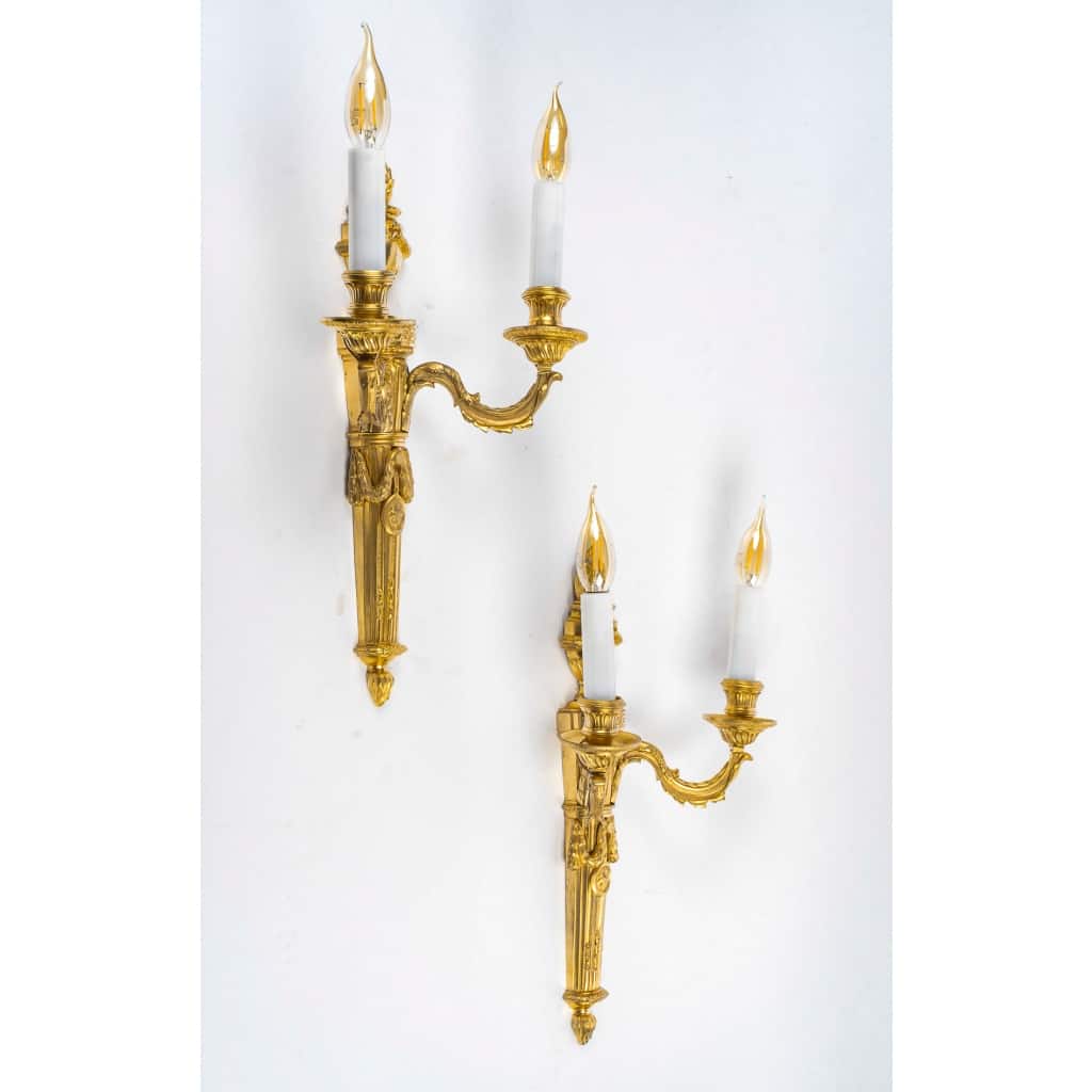 Paire d’Appliques en Bronze Ciselé à Deux Bras de Lumières de style Louis XVI vers 1850 | Biron 