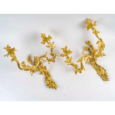 Paire d'appliques à deux lumières d’époque Louis XV en bronze ciselé et doré, vers 1750