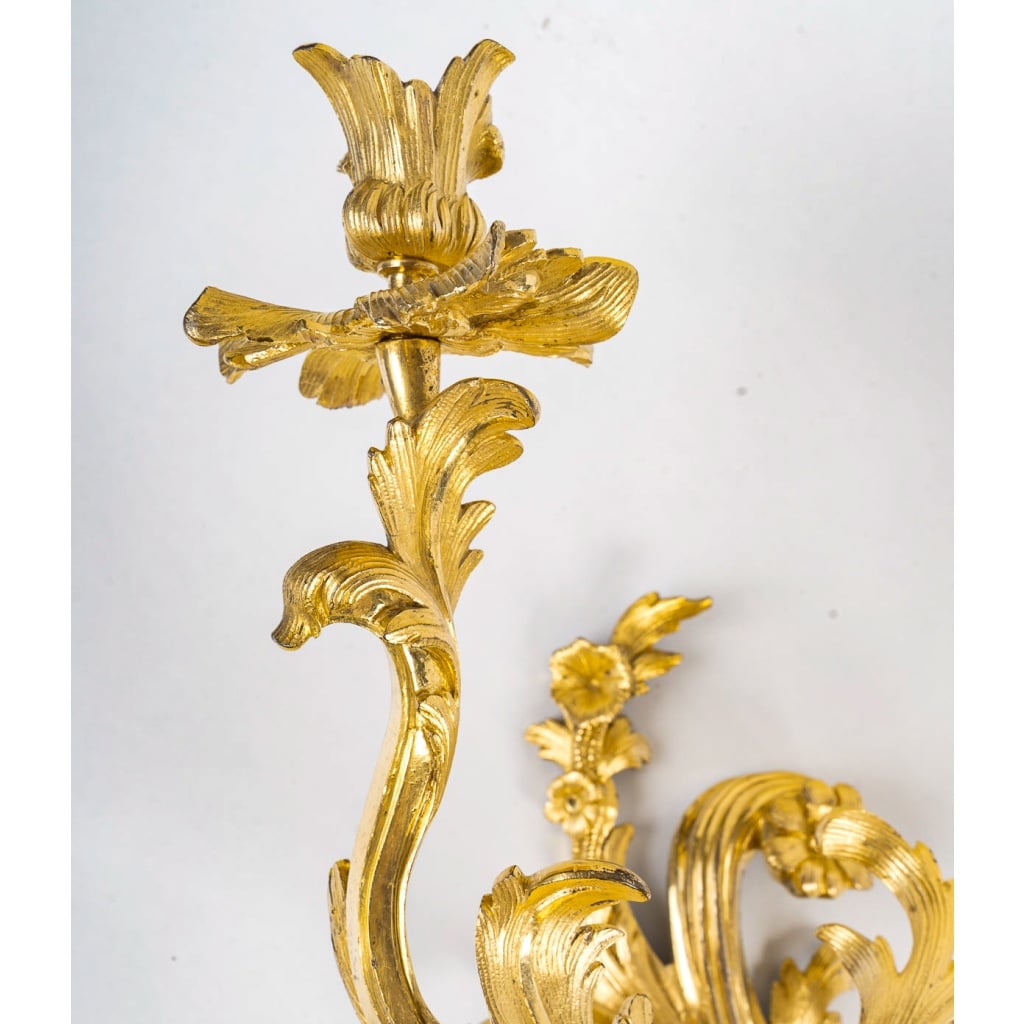 Paire d’appliques à deux lumières d’époque Louis XV en bronze ciselé et doré, vers 1750 | Biron 